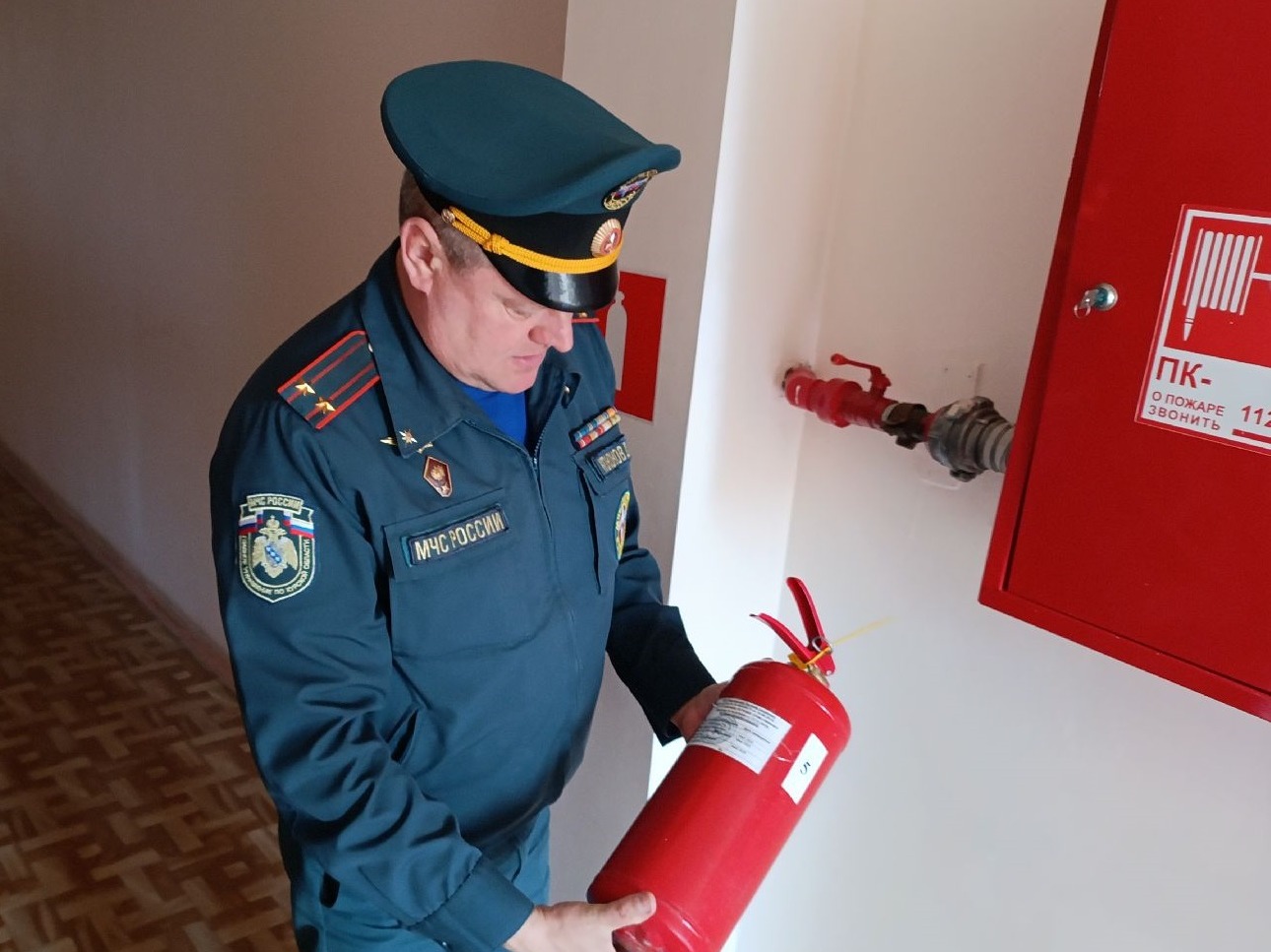 Сотрудники МЧС России проводят профилактические визиты на объектах образования перед новым учебным годом.